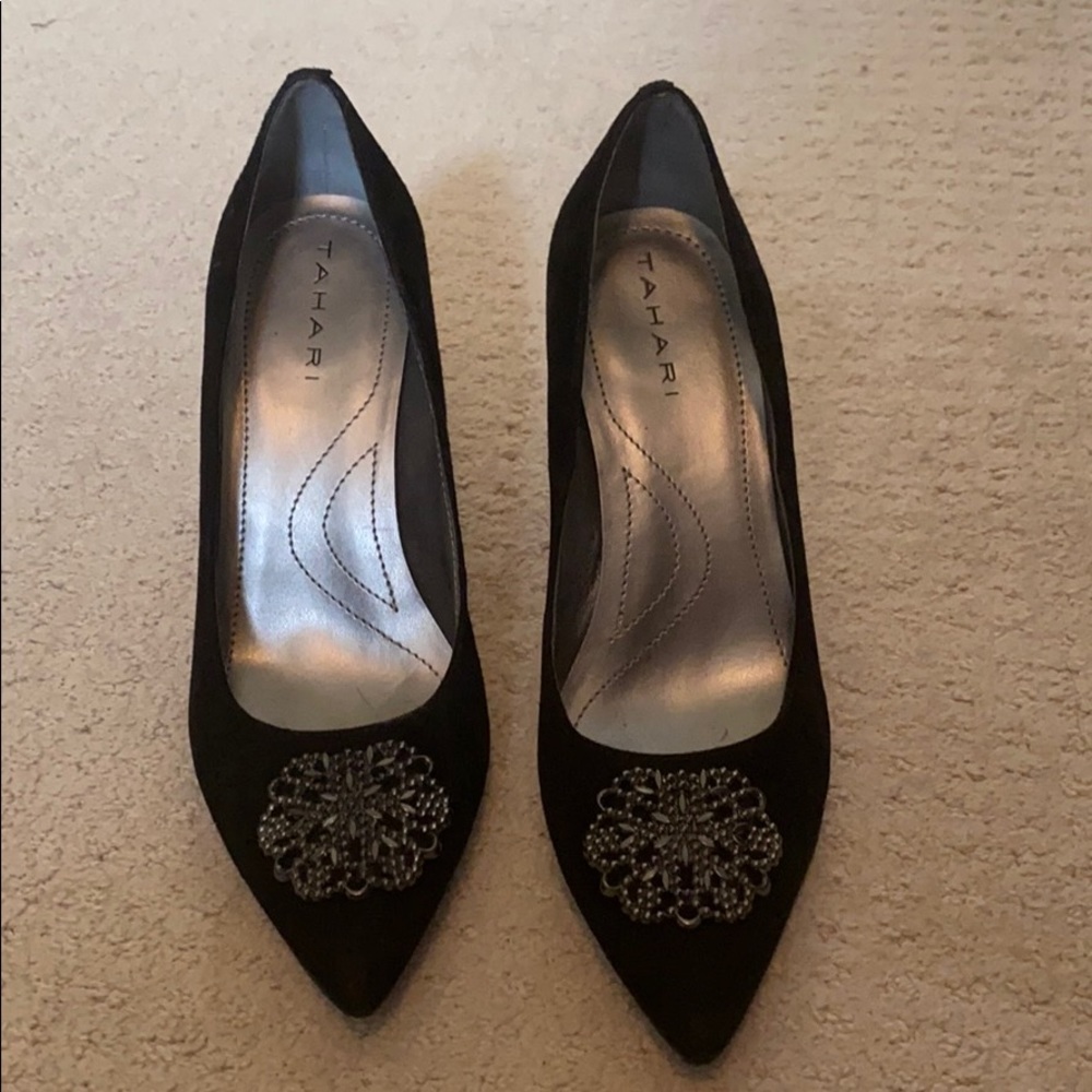 Women Tahari black suede pointy pumps